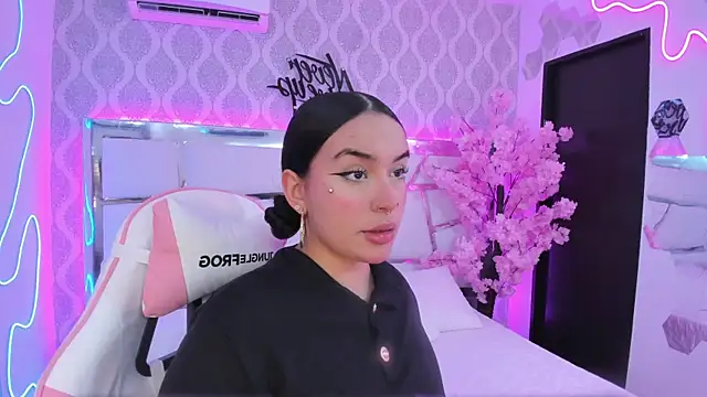 Snapshot of DevoraCarther chatting on November 10, 2025, 2:00 pm DevoraCarther online show from November 10, 2025, 2:00 pm