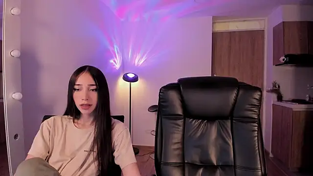 Snapshot of Mikeyvioleta_ chatting on April 15, 2026, 11:16 pm Mikeyvioleta online show from April 15, 2026, 11:16 pm