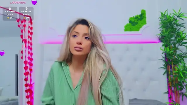 Snapshot of AriannaSins chatting on March 18, 2025, 7:55 pm AriannaSins online show from March 18, 2025, 7:55 pm