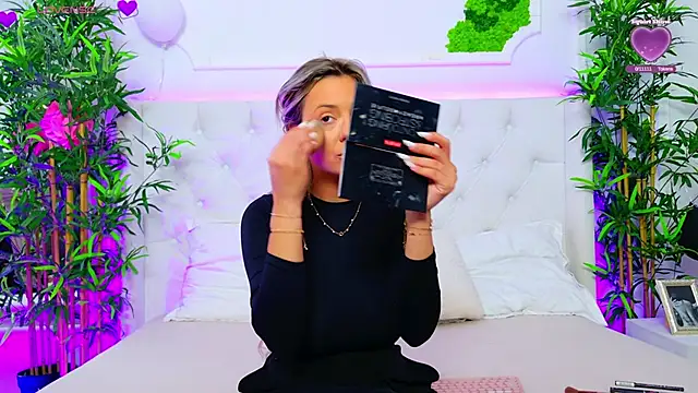 Snapshot of AriannaSins chatting on October 7, 2025, 2:51 pm AriannaSins online show from October 7, 2025, 2:51 pm