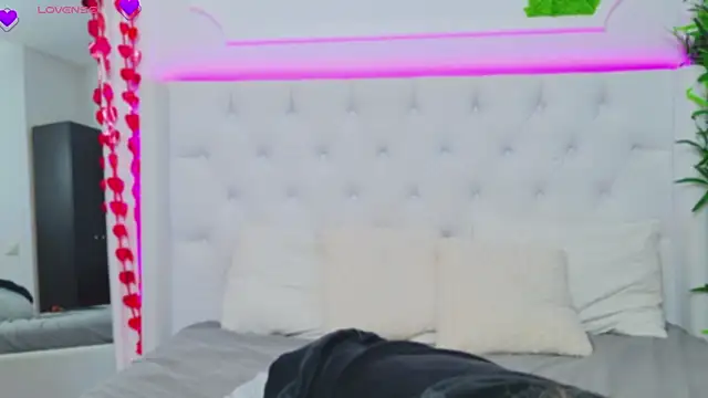 Snapshot of AriannaSins chatting on March 17, 2025, 1:18 pm AriannaSins online show from March 17, 2025, 1:18 pm