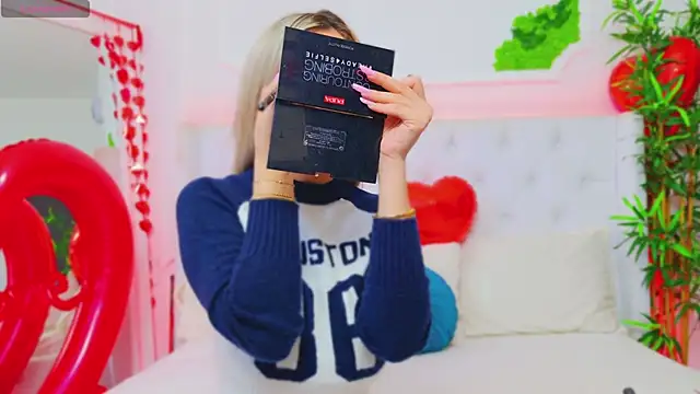 Snapshot of AriannaSins chatting on February 14, 2025, 1:40 pm AriannaSins online show from February 14, 2025, 1:40 pm