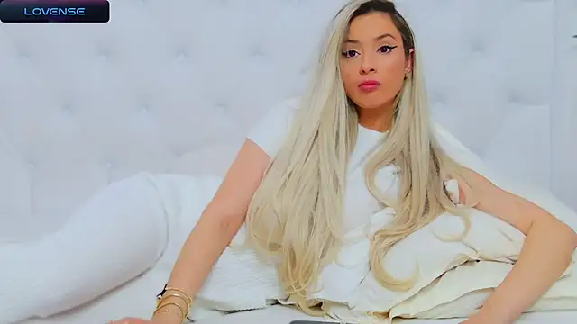 Snapshot of AriannaSins chatting on February 24, 2025, 4:15 pm AriannaSins online show from February 24, 2025, 4:15 pm