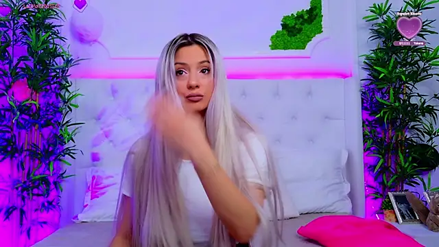 Snapshot of AriannaSins chatting on October 16, 2025, 12:35 pm AriannaSins online show from October 16, 2025, 12:35 pm