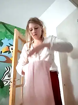 Snapshot of SandyCassie chatting on April 28, 2026, 4:17 am SandyCassie online show from April 28, 2026, 4:17 am