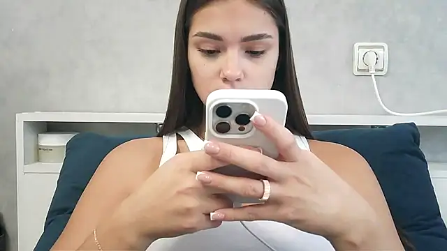 Snapshot of Nika_Verona7 chatting on October 16, 2025, 6:43 am Nika Verona7 online show from October 16, 2025, 6:43 am