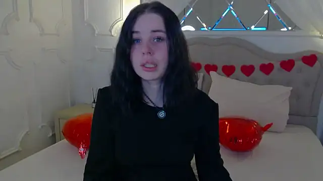 Snapshot of AliceLune chatting on February 13, 2026, 1:33 pm AliceLune online show from February 13, 2026, 1:33 pm