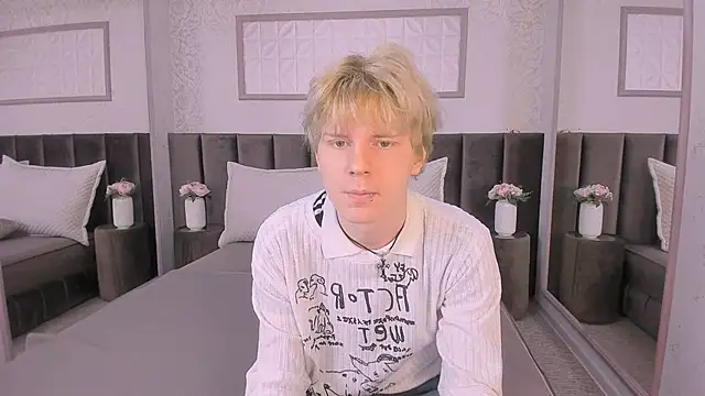 Snapshot of KevinMilky chatting on October 21, 2025, 2:38 pm KevinMilky online show from October 21, 2025, 2:38 pm