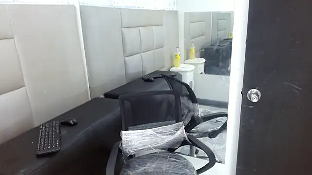 WinnyBarness online show from November 25, 2025, 2:01 am