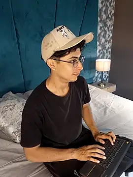 Aaron Eze online show from April 21, 2026, 6:36 pm