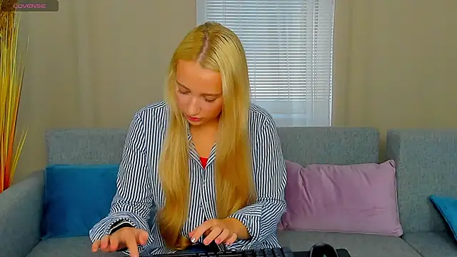 Snapshot of AuroraSkyee chatting on October 30, 2025, 12:25 pm AuroraSkyee online show from October 30, 2025, 12:25 pm