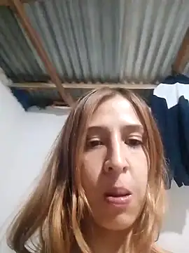 Snapshot of Caperuza08 chatting on October 15, 2025, 8:17 pm Caperuza08 online show from October 15, 2025, 8:17 pm