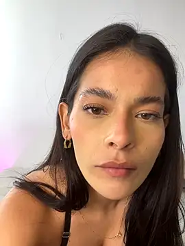 Esmeraldalcl online show from November 21, 2025, 9:03 pm