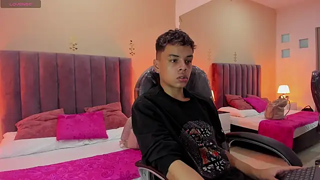 Snapshot of Xavier_Fox___ chatting on February 22, 2026, 2:19 pm Xavier Fox online show from February 22, 2026, 2:19 pm