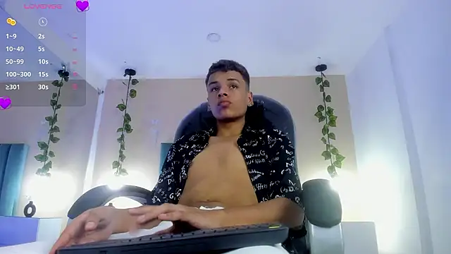 Snapshot of Xavier_Fox___ chatting on February 20, 2026, 8:11 pm Xavier Fox online show from February 20, 2026, 8:11 pm