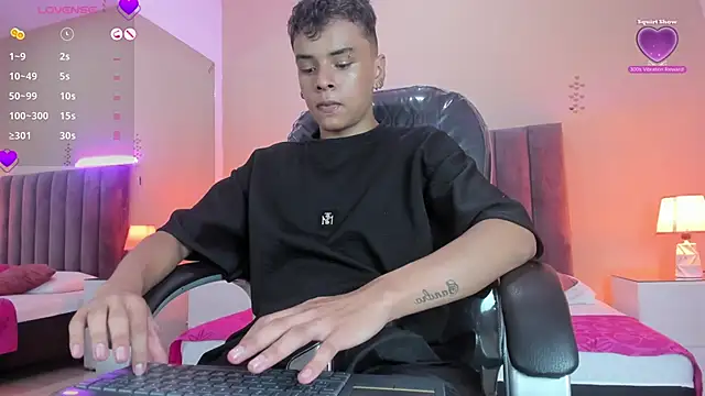 Snapshot of Xavier_Fox___ chatting on February 21, 2026, 8:33 pm Xavier Fox online show from February 21, 2026, 8:33 pm