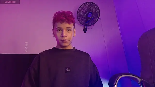 Snapshot of Xavier_Fox___ chatting on January 15, 2026, 5:22 am Xavier Fox online show from January 15, 2026, 5:22 am