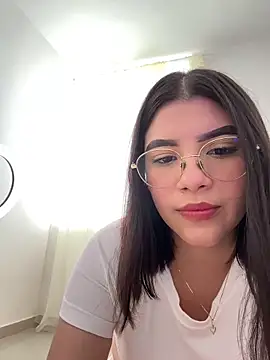 Julietalcl online show from November 7, 2025, 9:08 pm