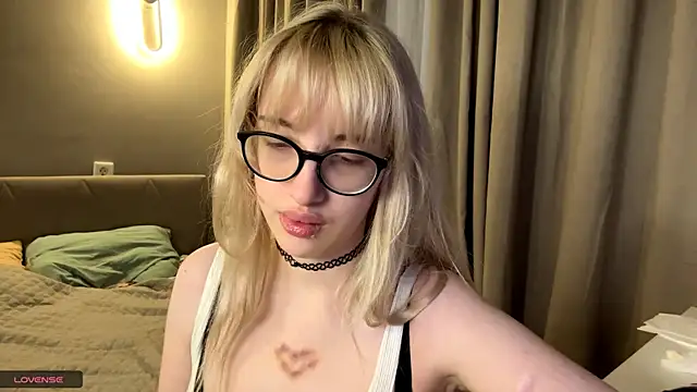 Snapshot of Milkmoriee chatting on November 15, 2025, 3:27 pm Milkmoriee online show from November 15, 2025, 3:27 pm