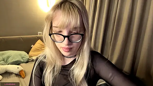 Snapshot of Milkmoriee chatting on November 17, 2025, 3:38 pm Milkmoriee online show from November 17, 2025, 3:38 pm