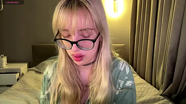 Snapshot of Milkmoriee chatting on November 21, 2025, 3:44 pm Milkmoriee online show from November 21, 2025, 3:44 pm