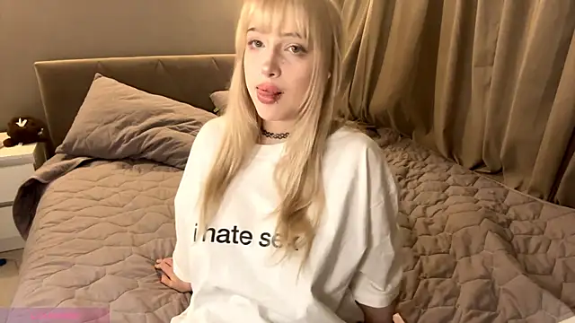 Snapshot of Milkmoriee chatting on October 28, 2025, 3:44 pm Milkmoriee online show from October 28, 2025, 3:44 pm