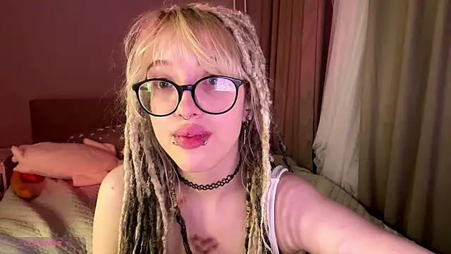 Snapshot of Milkmoriee chatting on December 2, 2025, 3:25 pm Milkmoriee online show from December 2, 2025, 3:25 pm