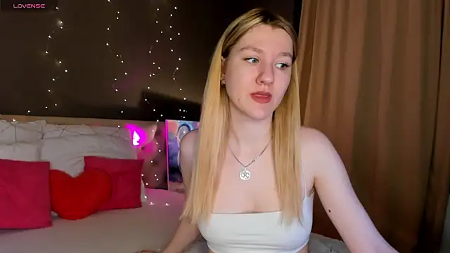 LinaRayy online show from November 13, 2025, 9:13 am