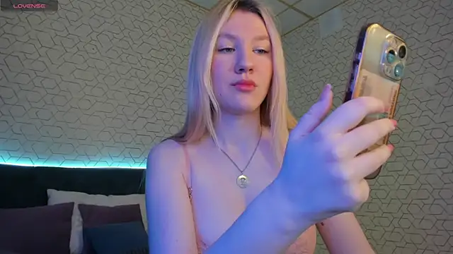 LinaRayy online show from May 14, 2026, 1:02 am