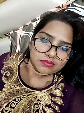 Vanshika1432 online show from November 10, 2025, 4:23 pm