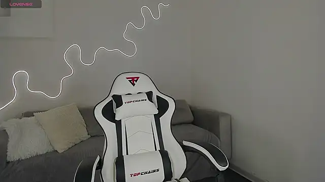 bella xx   online show from December 15, 2025, 3:12 am