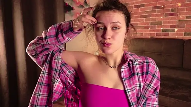 Snapshot of FoxFever chatting on April 1, 2026, 5:09 am FoxFever online show from April 1, 2026, 5:09 am