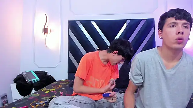 hoot booys  online show from November 17, 2025, 7:51 pm