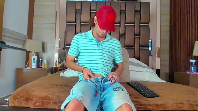 Snapshot of elias_sn0w chatting on October 31, 2025, 8:05 pm elias sn0w online show from October 31, 2025, 8:05 pm