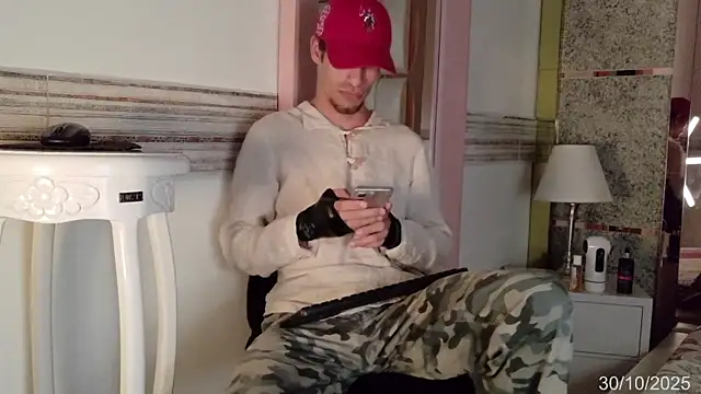 Snapshot of elias_sn0w chatting on October 30, 2025, 7:44 pm elias sn0w online show from October 30, 2025, 7:44 pm