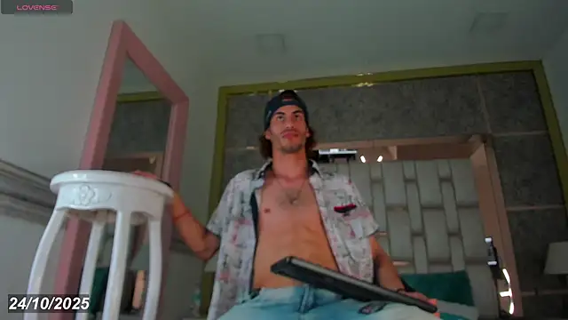 Snapshot of elias_sn0w chatting on October 24, 2025, 8:08 pm elias sn0w online show from October 24, 2025, 8:08 pm