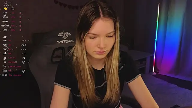 Snapshot of EvelynSin chatting on December 4, 2025, 8:57 am EvelynSin online show from December 4, 2025, 8:57 am