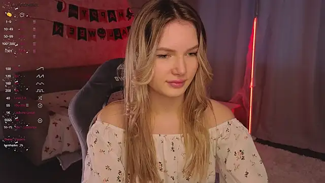 Snapshot of EvelynSin chatting on October 31, 2025, 10:34 am EvelynSin online show from October 31, 2025, 10:34 am