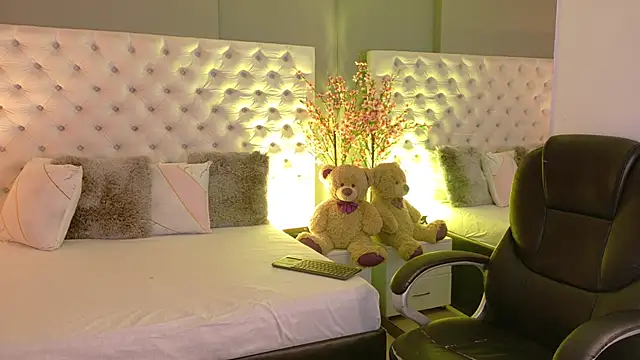 Snapshot of KathiaLuxe chatting on November 14, 2025, 2:10 pm KathiaLuxe online show from November 14, 2025, 2:10 pm