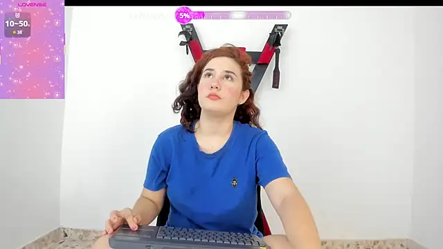 Snapshot of Lily_Red_Butterfly chatting on October 20, 2025, 4:03 am Lily Red Butterfly online show from October 20, 2025, 4:03 am