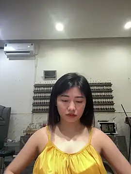 Snapshot of Yiyi_cute chatting on October 17, 2025, 10:29 am Yiyi cute online show from October 17, 2025, 10:29 am