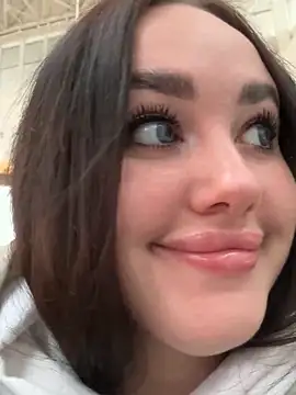 KiraSunshine online show from November 13, 2025, 3:32 am