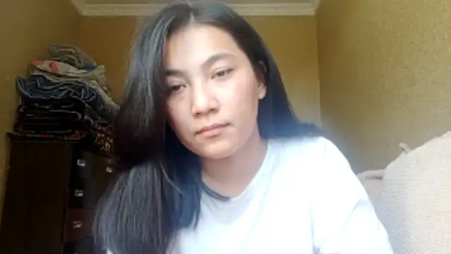 Snapshot of LinneaHyles chatting on October 29, 2025, 6:34 am LinneaHyles online show from October 29, 2025, 6:34 am