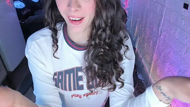 Snapshot of MartesBratty chatting on January 16, 2026, 10:58 pm MartesBratty online show from January 16, 2026, 10:58 pm