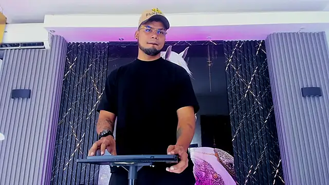 handsome boys22 online show from November 20, 2025, 12:39 pm