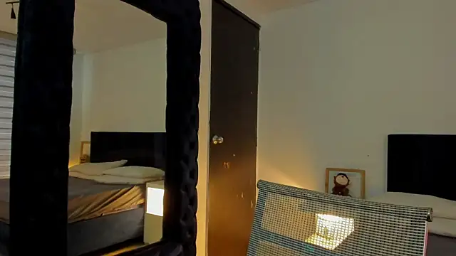 melanie roux   online show from April 15, 2026, 12:21 pm