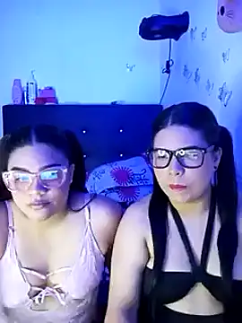 Snapshot of 2moons_full_of_love chatting on November 3, 2025, 11:08 pm 2moons full of love online show from November 3, 2025, 11:08 pm