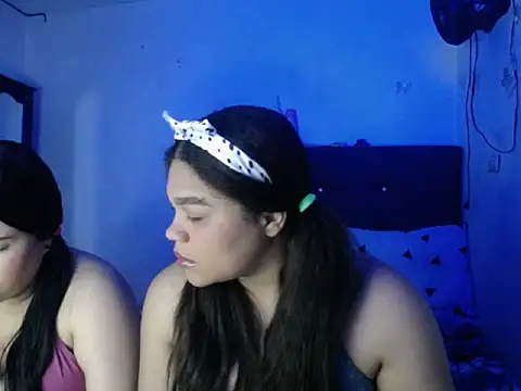 Snapshot of 2moons_full_of_love chatting on December 1, 2025, 12:44 am 2moons full of love online show from December 1, 2025, 12:44 am