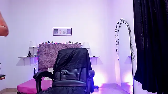 canelaa    online show from November 8, 2025, 3:26 pm