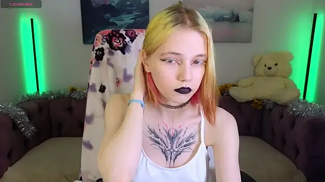 Snapshot of MitaSide chatting on December 17, 2025, 8:58 pm MitaSide online show from December 17, 2025, 8:58 pm